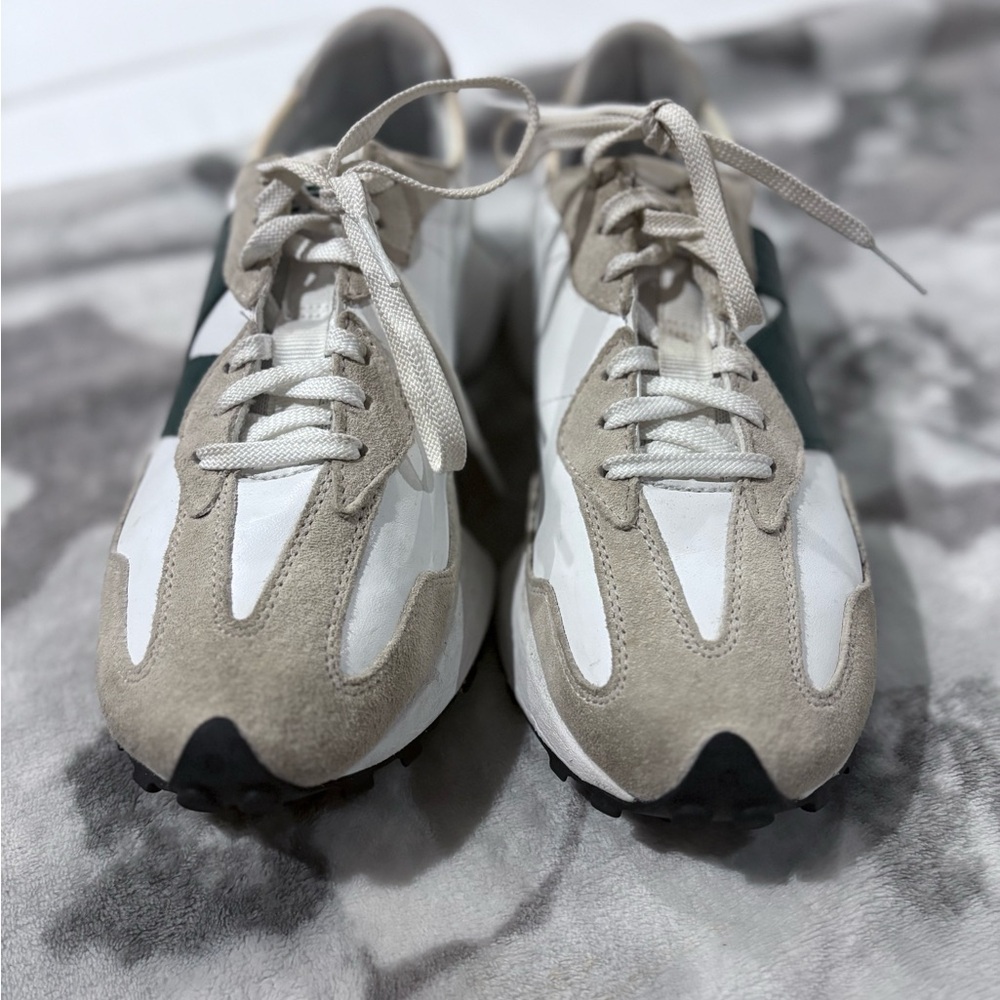 New Balance White and Green Sneakers 8.5